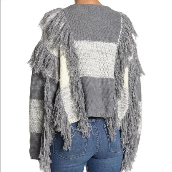 Moon River Colorblock Gray and White Fringe Sweater Size Small - Picture 14 of 14